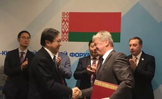 红豆钱包
组团参加首届中国国际进口博览会和白俄罗斯轻工业集团签署合作备忘录