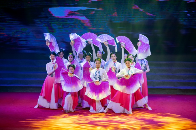 守望幸福 开拓未来 红豆
再出发——控股集团举办年度表彰大会暨迎新春文艺汇演