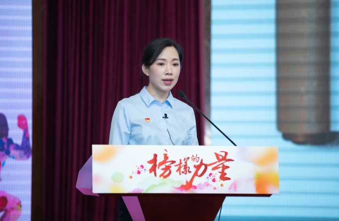 奋进新时代 追梦红豆
人 红豆钱包
举行“榜样的力量”主题分享会暨“五四” 表彰会